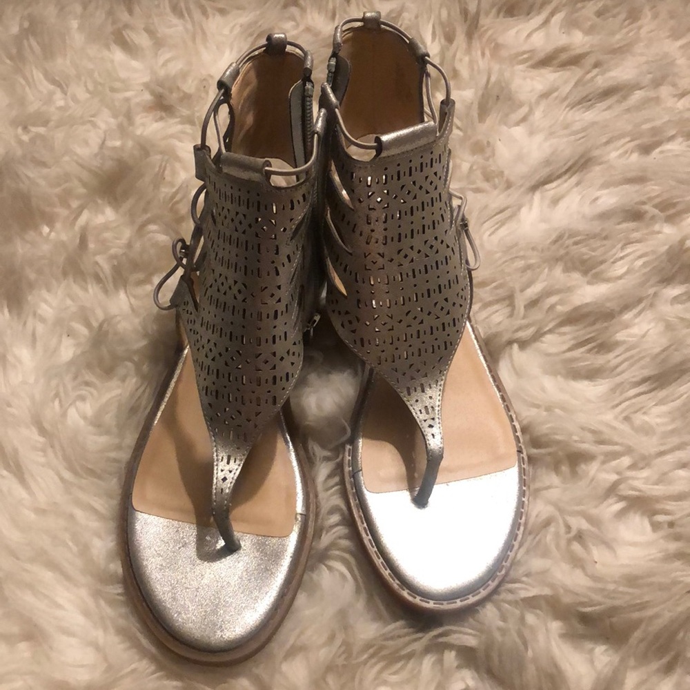 Vince camuto sandals 👡